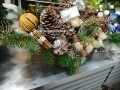 Композиции из срезанных цветов и хвои на Новый год купить в Москве
