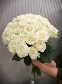 35 белых роз Аваланч 60см SR774 купить в Москве
