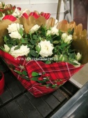 Роза микс в подарочной упаковке KM156 купить в Москве