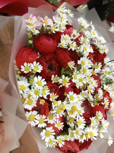 Букет ранункулусов с танацетумом SR1289 купить в Москве