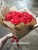 19 красных ранункулусов в крафте букет купить в корзине цветов